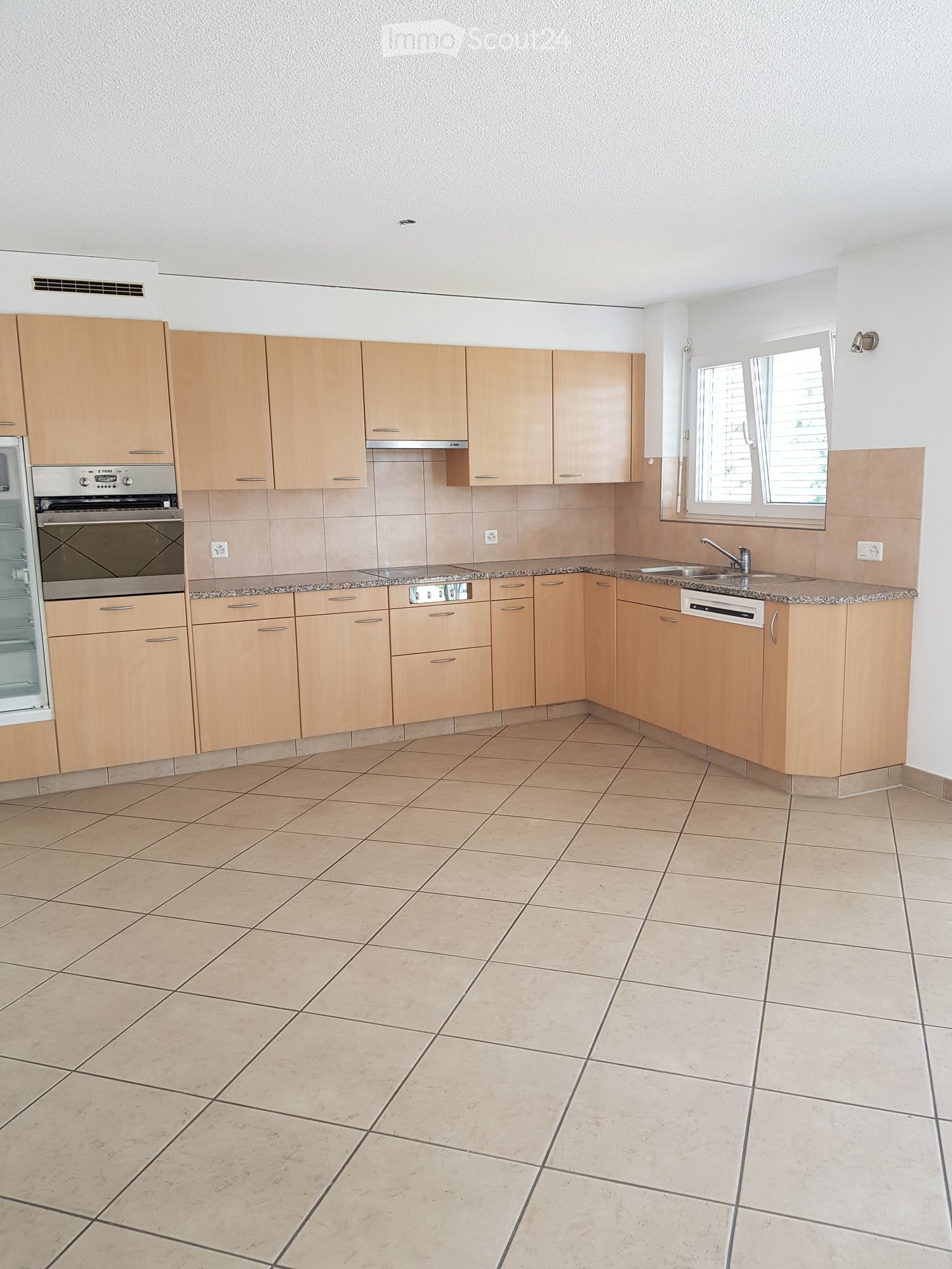 large kitchen with white walls, light tiles floor, built-in oven, gas stove, dishwasher, fridge, sink