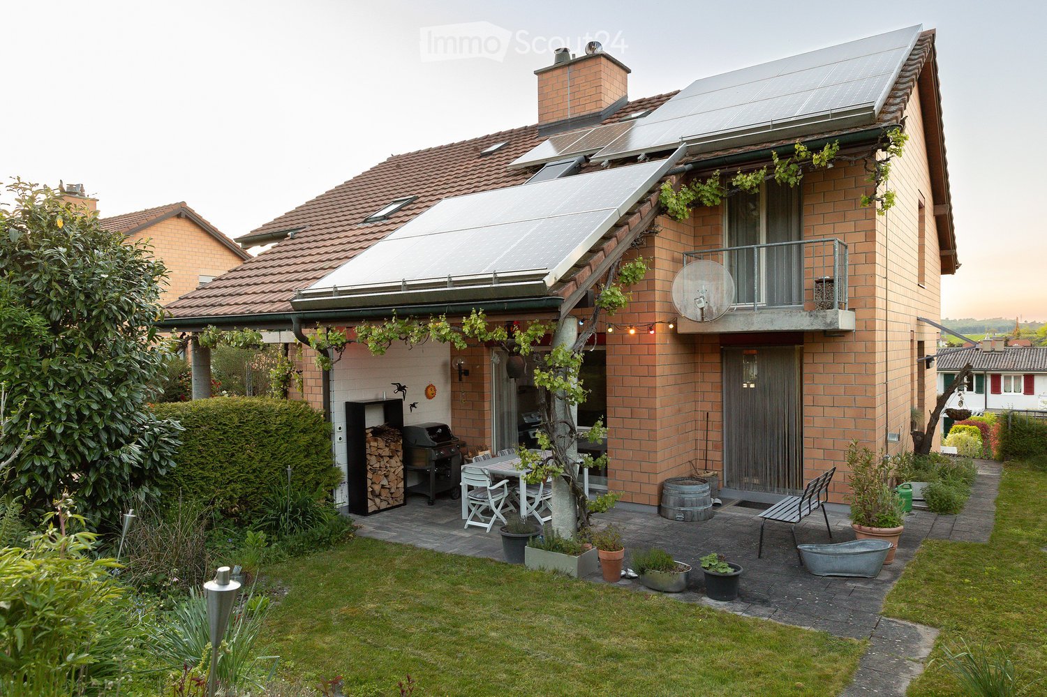 {"visible_features": ["Solar panels"], "type": "House", "objects": [], "description": "A modern brick house with solar panels on the roof, a balcony, and a well-maintained garden.", "localized_descriptions": {"EN": "A modern brick house with solar panels