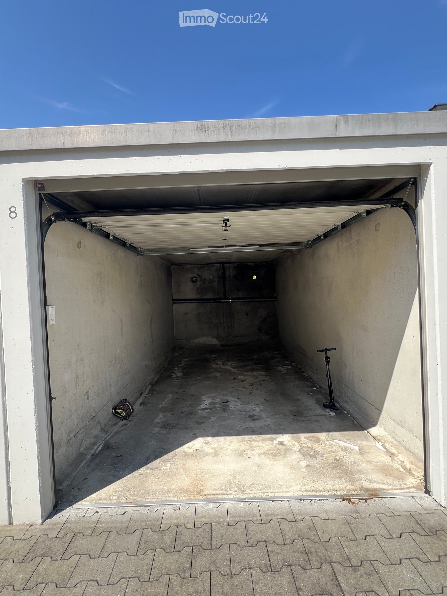 {"type": "Garage", "objects": ["scooter", "backpack"], "description": "Empty underground garage with concrete walls and floor, a single scooter and backpack placed inside.", "localized_descriptions": {"EN": "Empty underground garage with concrete walls an