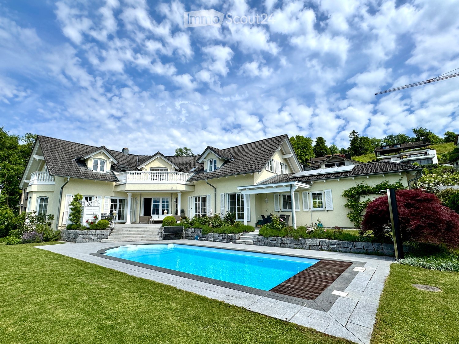 detached house, light color, 2 floors, pool, balconies, large windows, garden, lawn