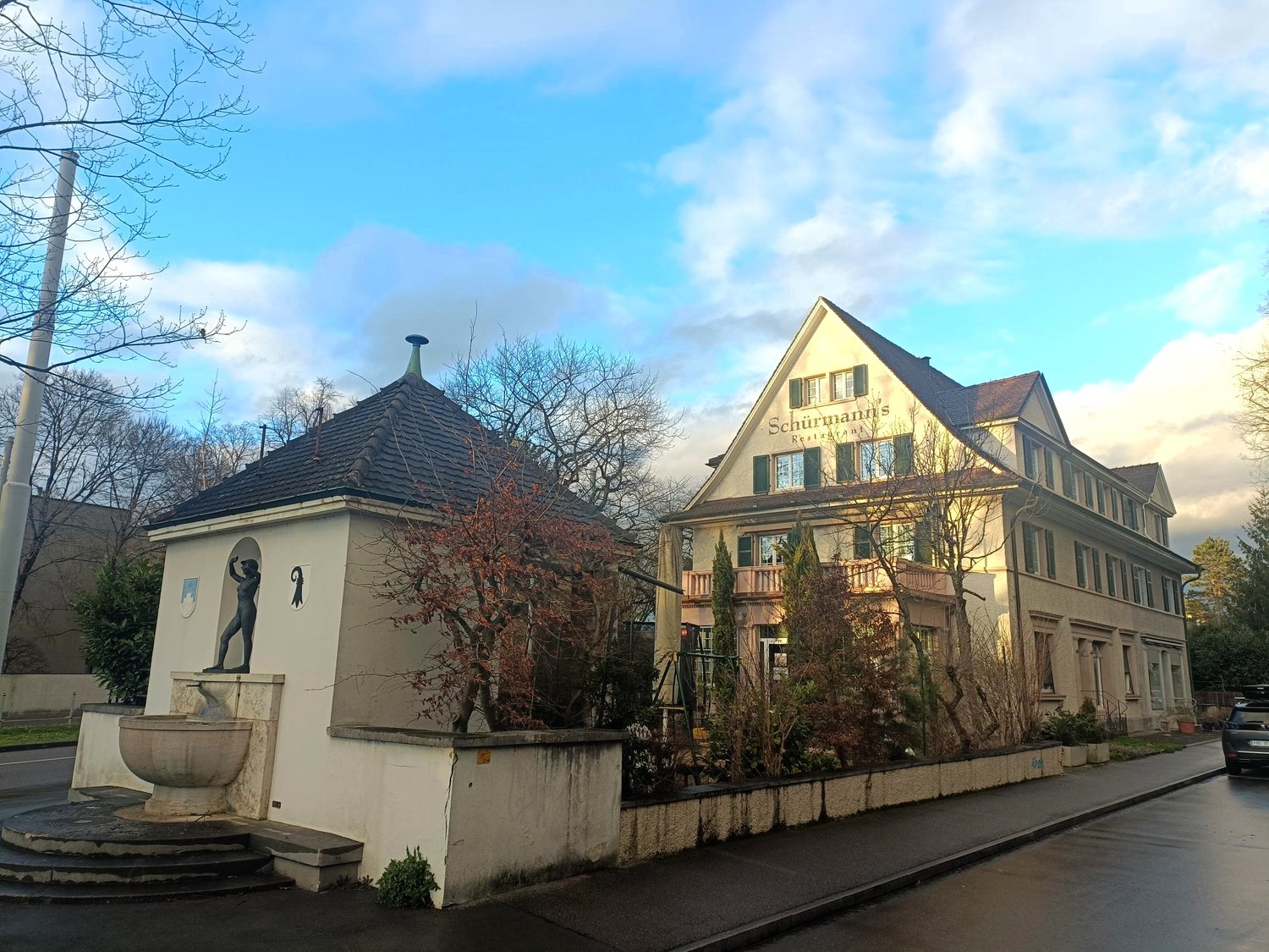 building with a balcony and a fountain