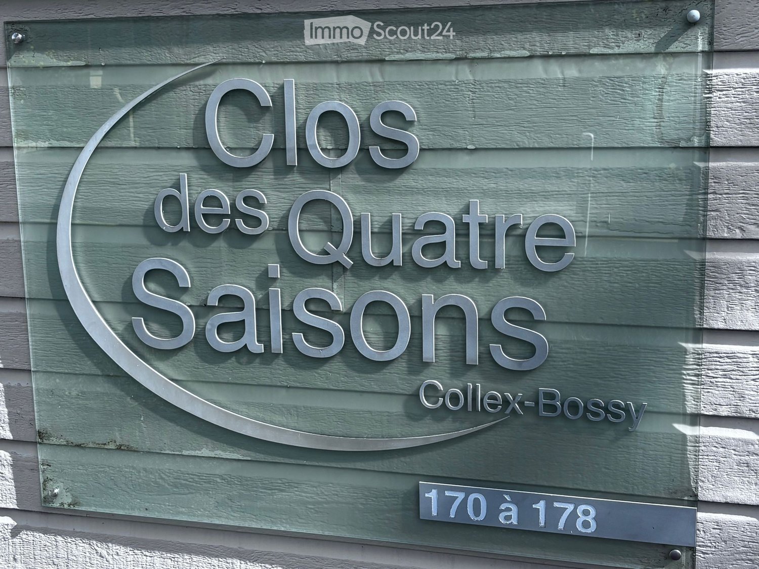 Property name sign for 'Clos des Quatre Saisons', located at Collex-Bossy.