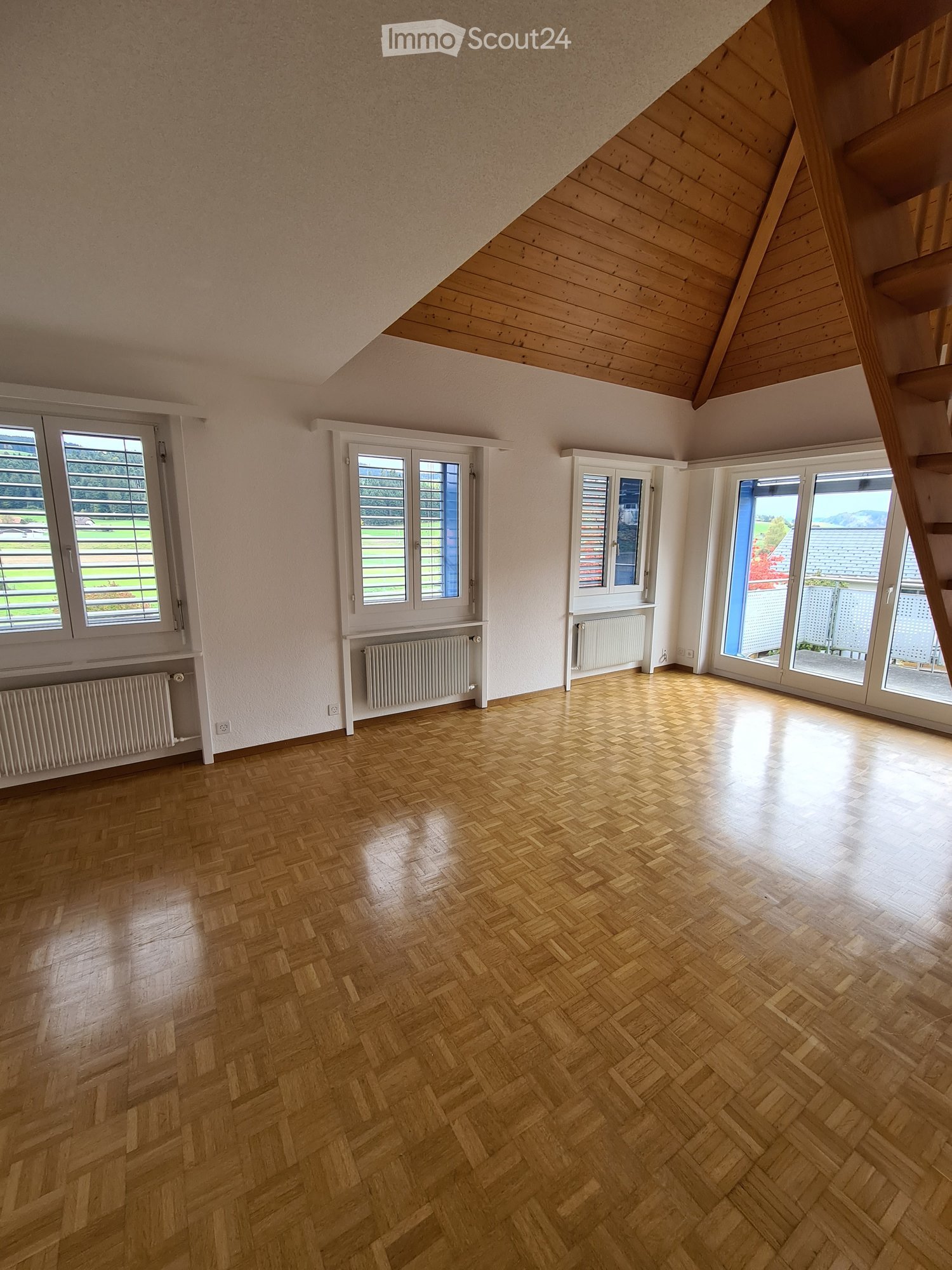 Parquet floor, three windows, large balcony, wooden ceiling, wooden staircase