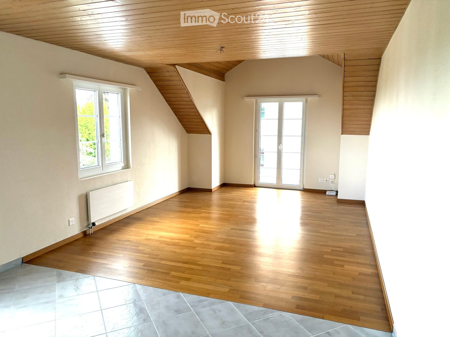 empty room, wooden floor, white walls, glass windows, glass sliding door, radiator