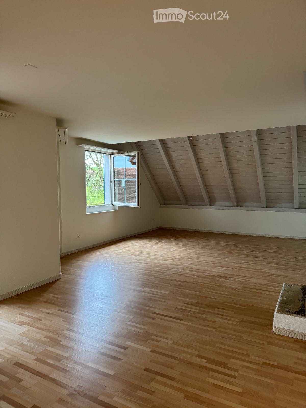 empty room, wooden floors, open window, wooden ceiling