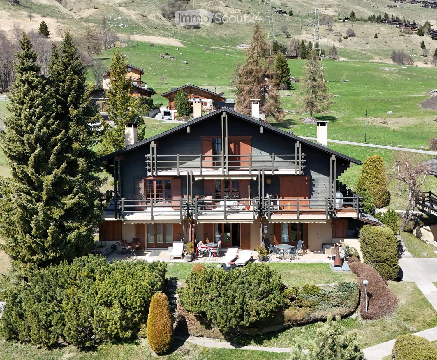 Detached house, 3 stories, wooden exterior, large balcony, garden, green surroundings