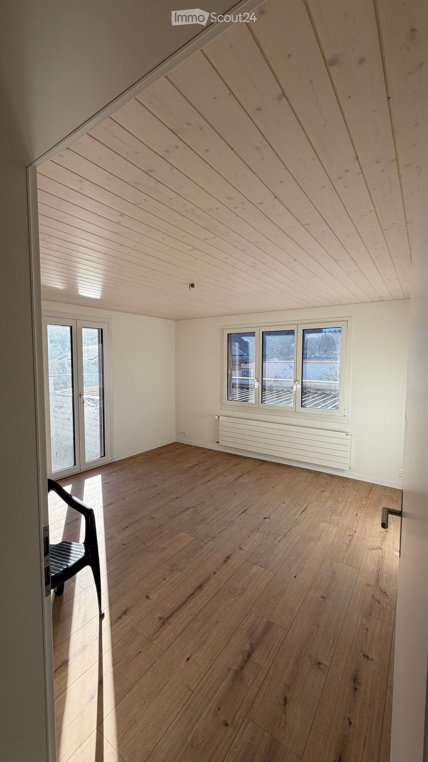 empty room, wooden floor, white walls, two large windows, white ceiling