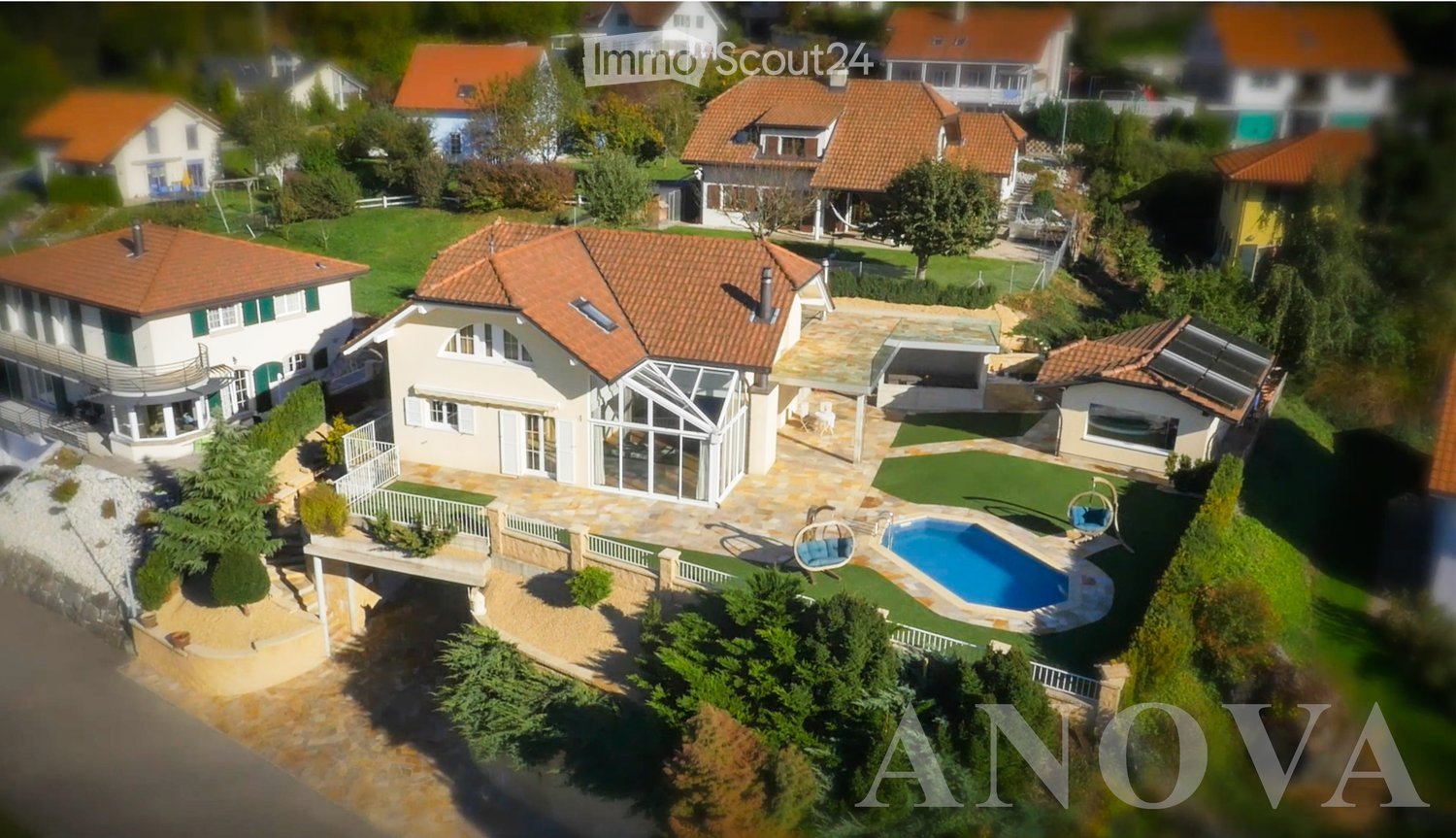 House with swimming pool, large terrace, roof terrace, solar panels, brick tiles, garden, near other houses