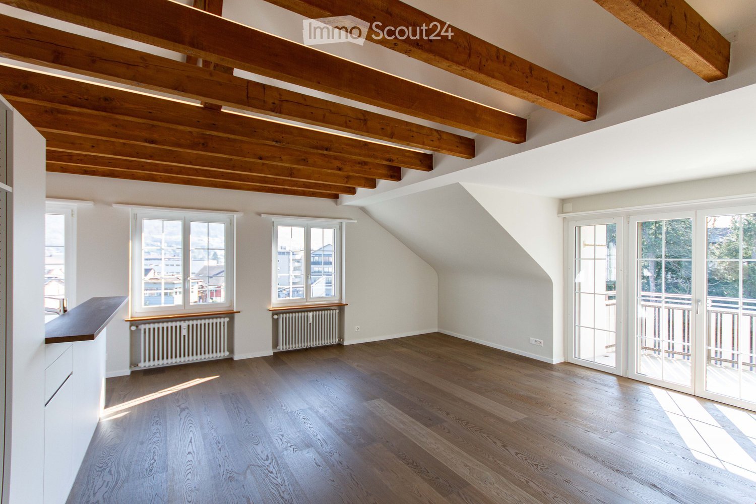 {"visible_features": ["Balcony / Terrace"],    "type": "Room",    "description": "wooden ceiling beams, wooden floors, large windows, glass sliding doors leading to balcony",    "localized_descriptions":        {        "EN": "Room: wooden ceiling be