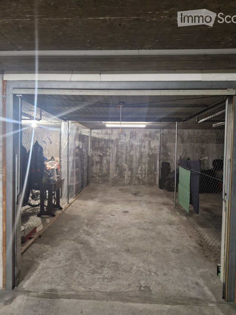 {"visible_features": ["Garage"], "type": "Garage", "objects": [], "description": "Empty underground garage with concrete floor, metal fencing, and minimal lighting.", "localized_descriptions": {"EN": "Empty underground garage with concrete floor, metal fe