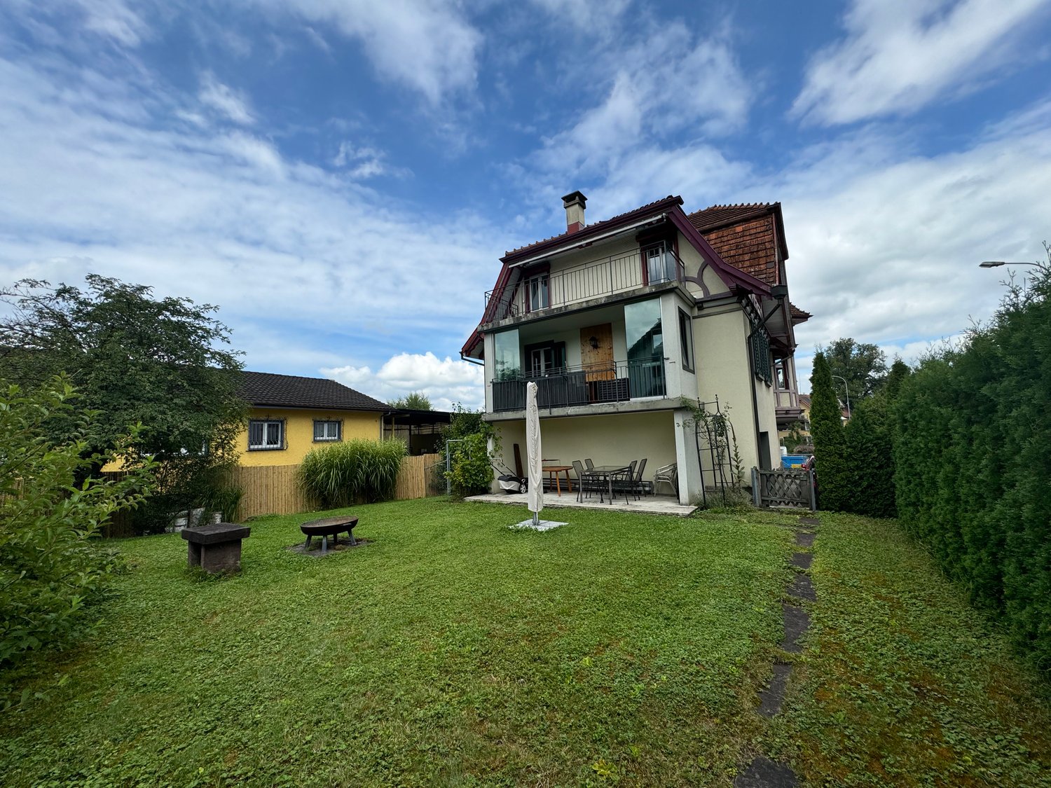 Detached house with 2 floors, balcony, garden with patio, seating area