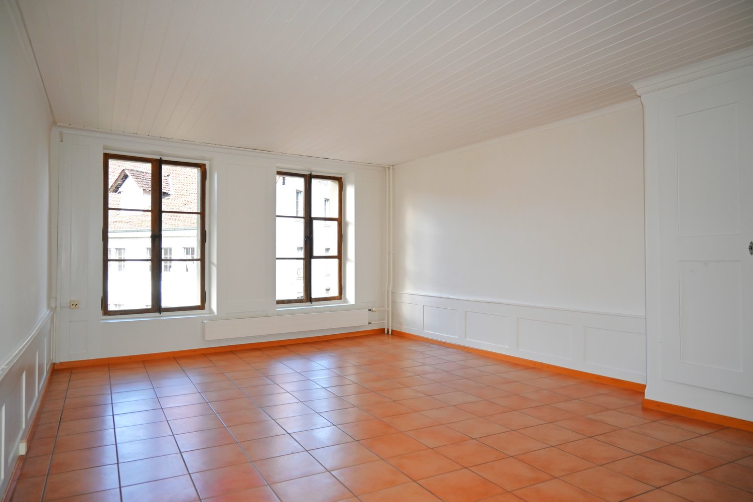 empty room, tiled floor, windows, white walls