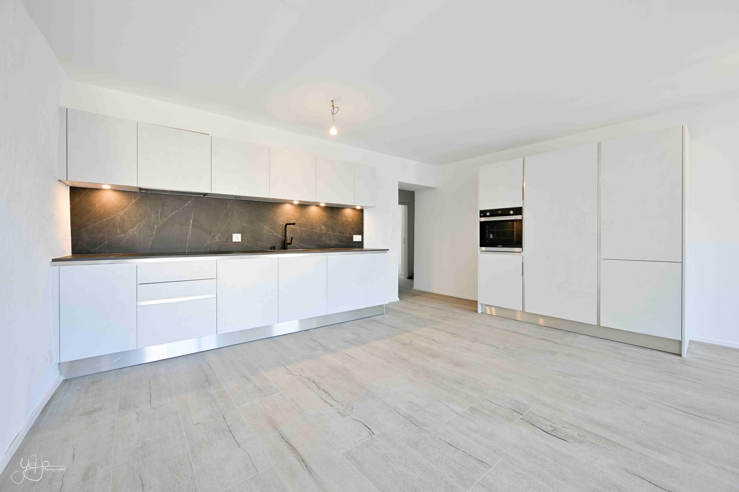 modern kitchen, marble counter top, integrated dishwasher, integrated washing machine, modern light