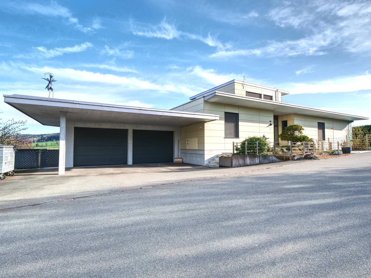 Detached house, modern architecture, large driveway, two garages, elevated first floor