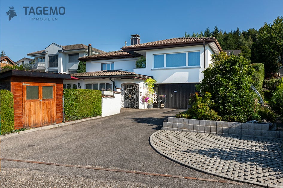 Single family house with garage and driveway