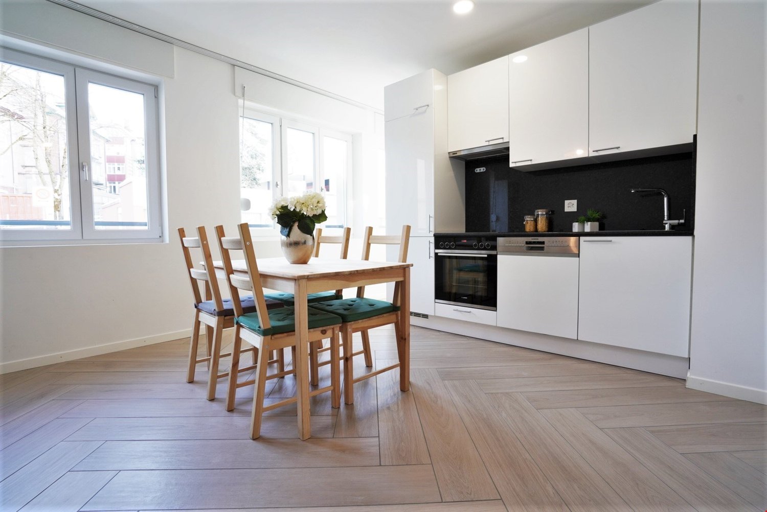 kitchen with modern design, dining table with 4 chairs, oven, dishwasher