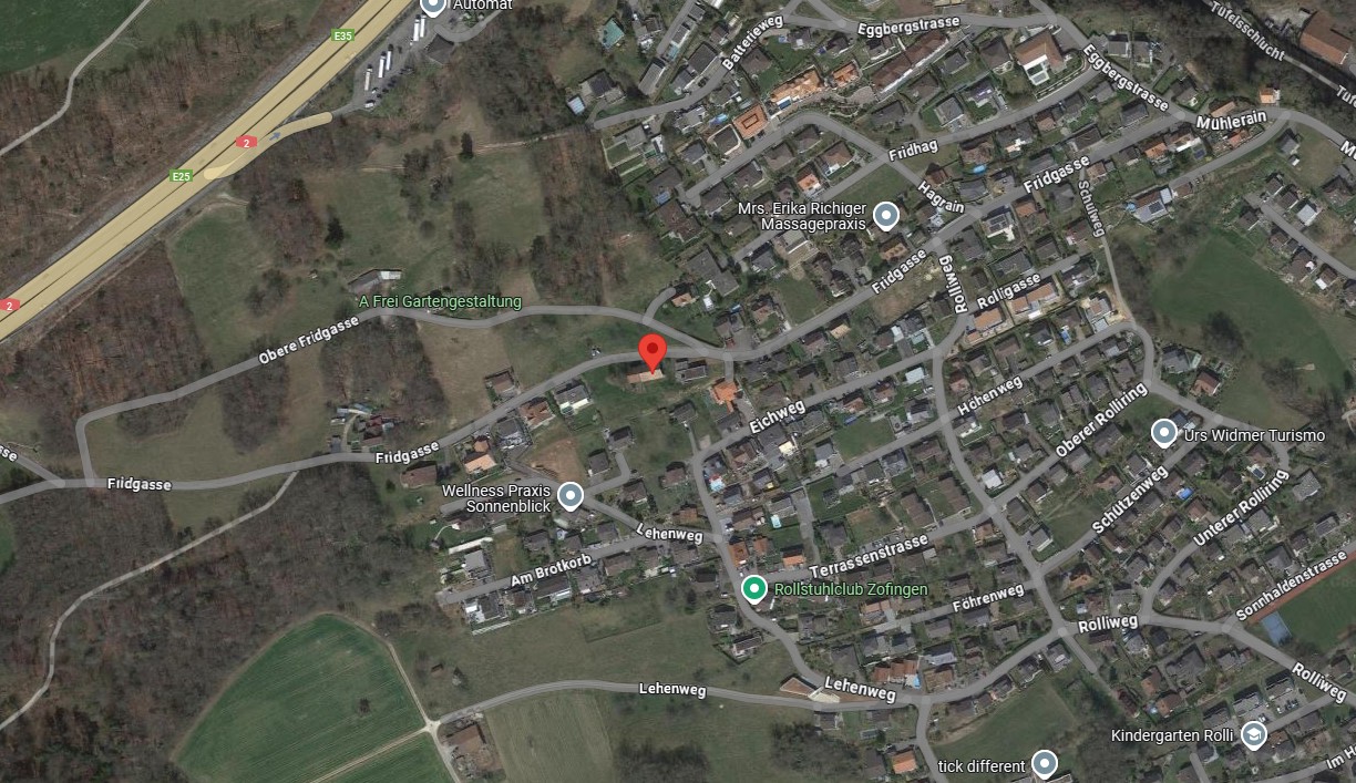 The image shows a satellite map of a residential area. The map includes street names, buildings, and various points of interest such as a massage praxis, a wellness praxis, and a rollstuhlclub (wheelchair club). There appears to be a parking place visible