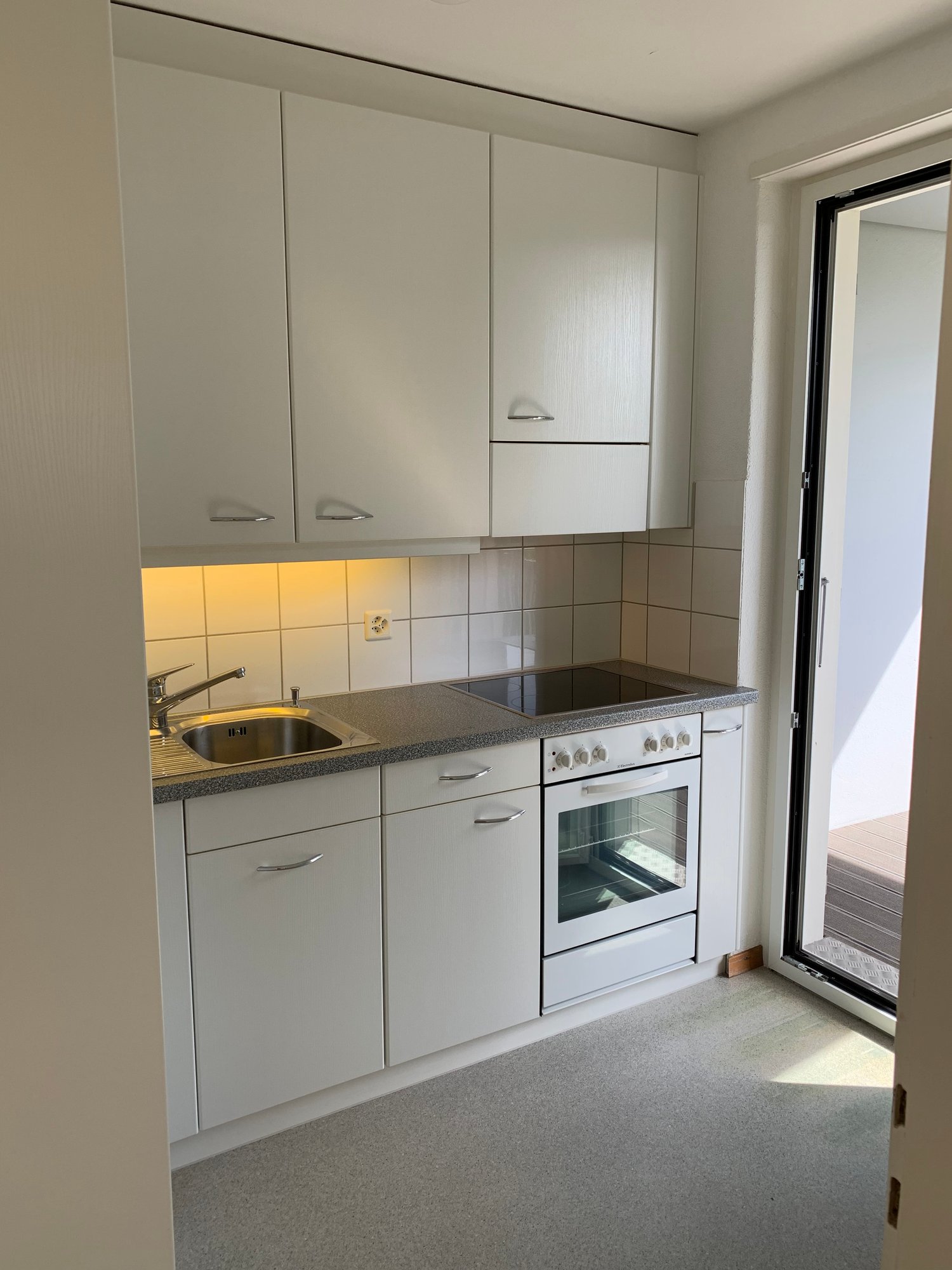 modern white kitchen, gas stove, dishwasher, washing machine, under cabinet lighting, stainless steel sink