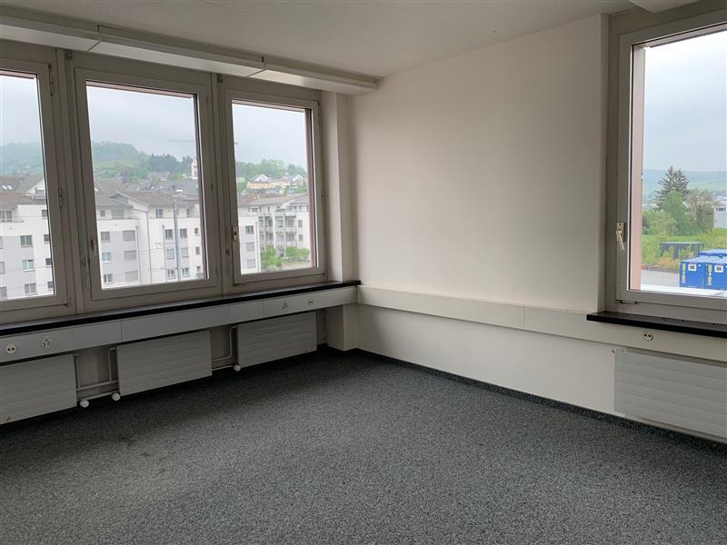 empty room, three large windows, white walls, gray carpet, built-in radiators, ceiling lights