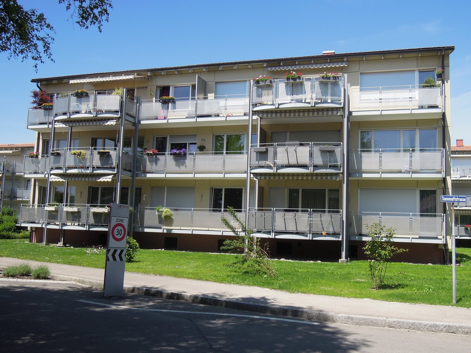 Bild helle 2 ½-Zimmerwohnung MIT Balkon im 1. OG