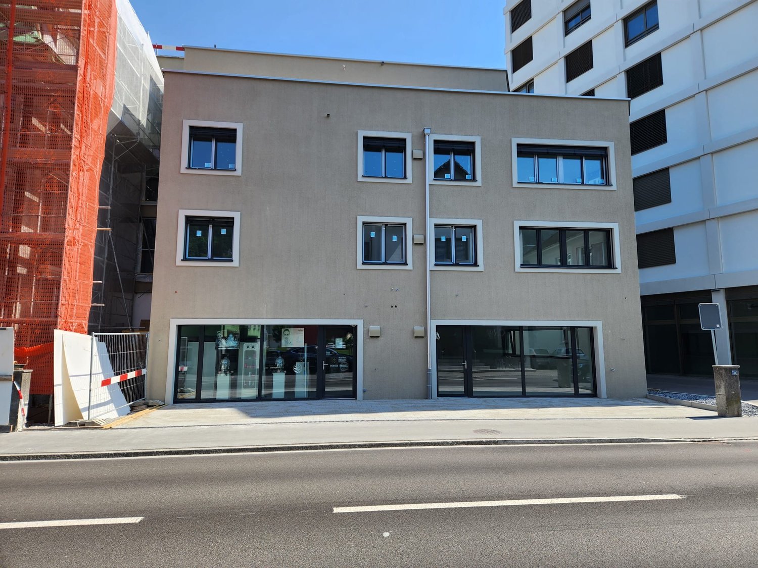 3 story house, beige facade, double-glazed windows, two garages