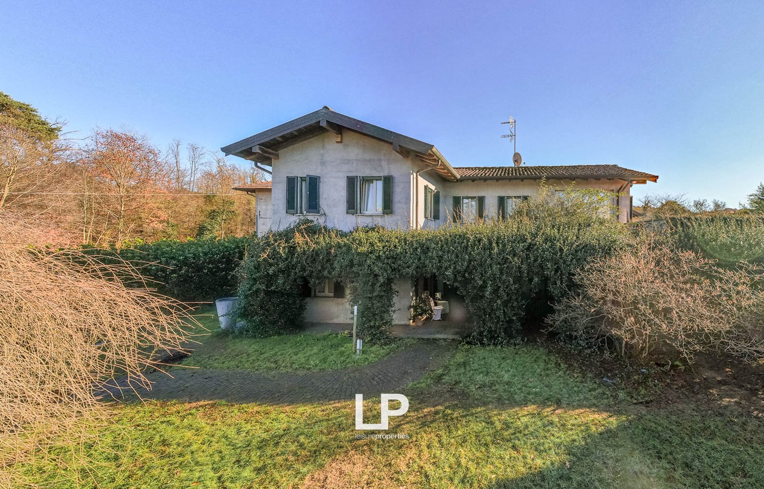 Detached house, large garden, large windows, covered patio, satellite antenna, bushes