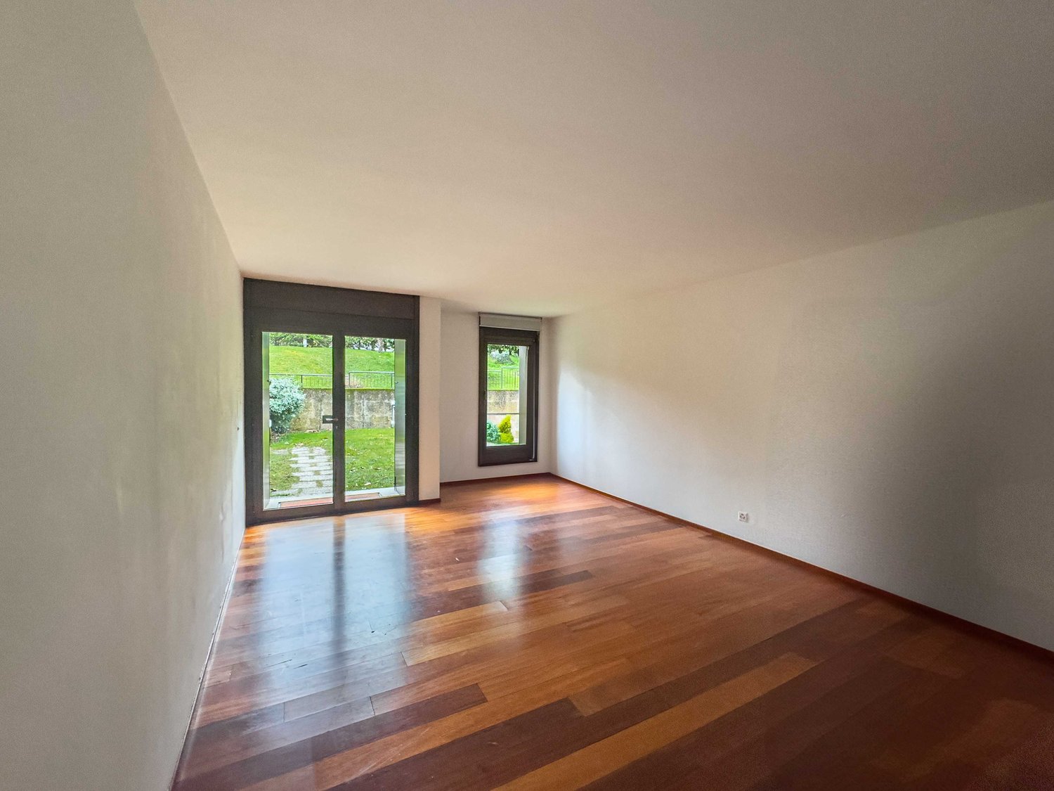 empty room, wooden floor, sliding doors to terrace, windows