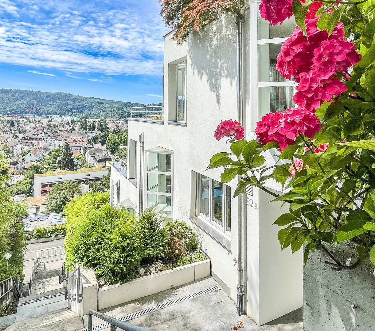 White house, balcony, view of the city