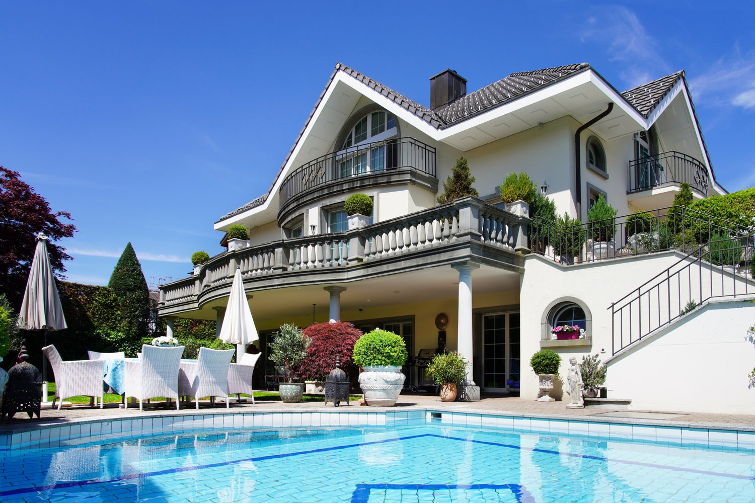 Bild exklusive Villa mit Pool in Seenähe